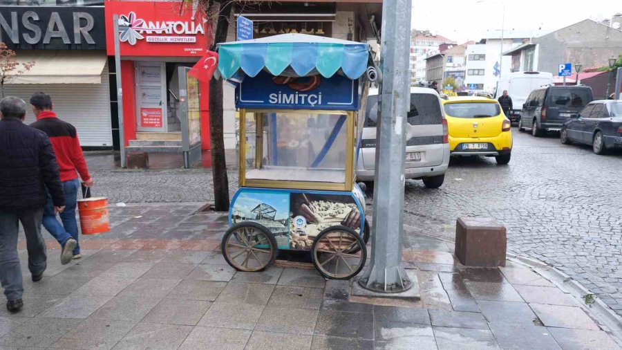 Hava Yağışlı Olunca Seyyar Esnaf Arabasını Açmadı