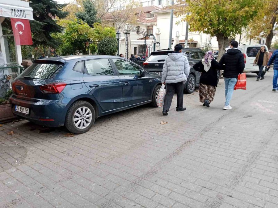 Duyarsız Sürücüler Boş Buldukları Her Alana Araç Park Etti