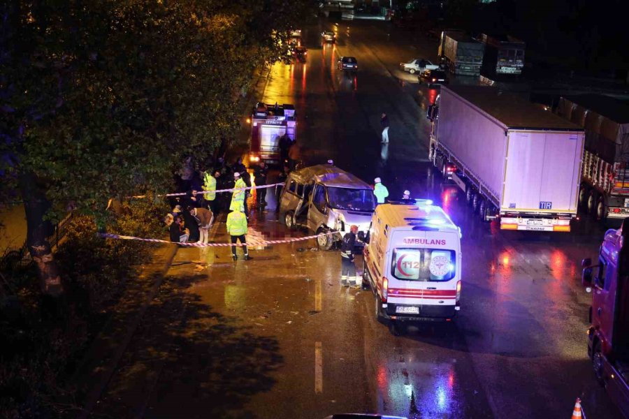 16 Yaşındaki Sürücünün Kullandığı Minibüs Ağaca Çarptı: 3 Ölü, 4 Yaralı