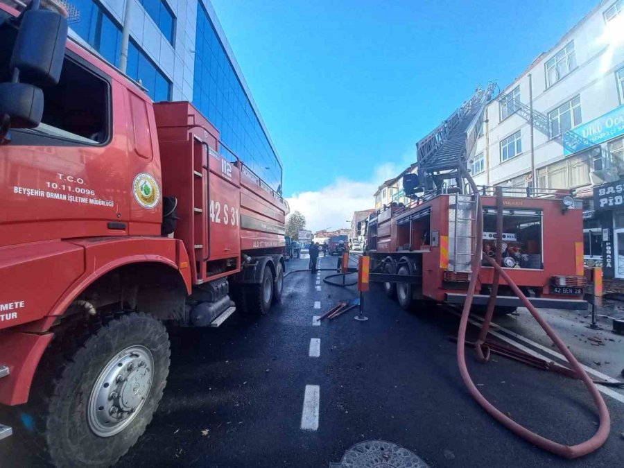 Konya’da 4 Katlı İş Hanının Çatısında Yangın