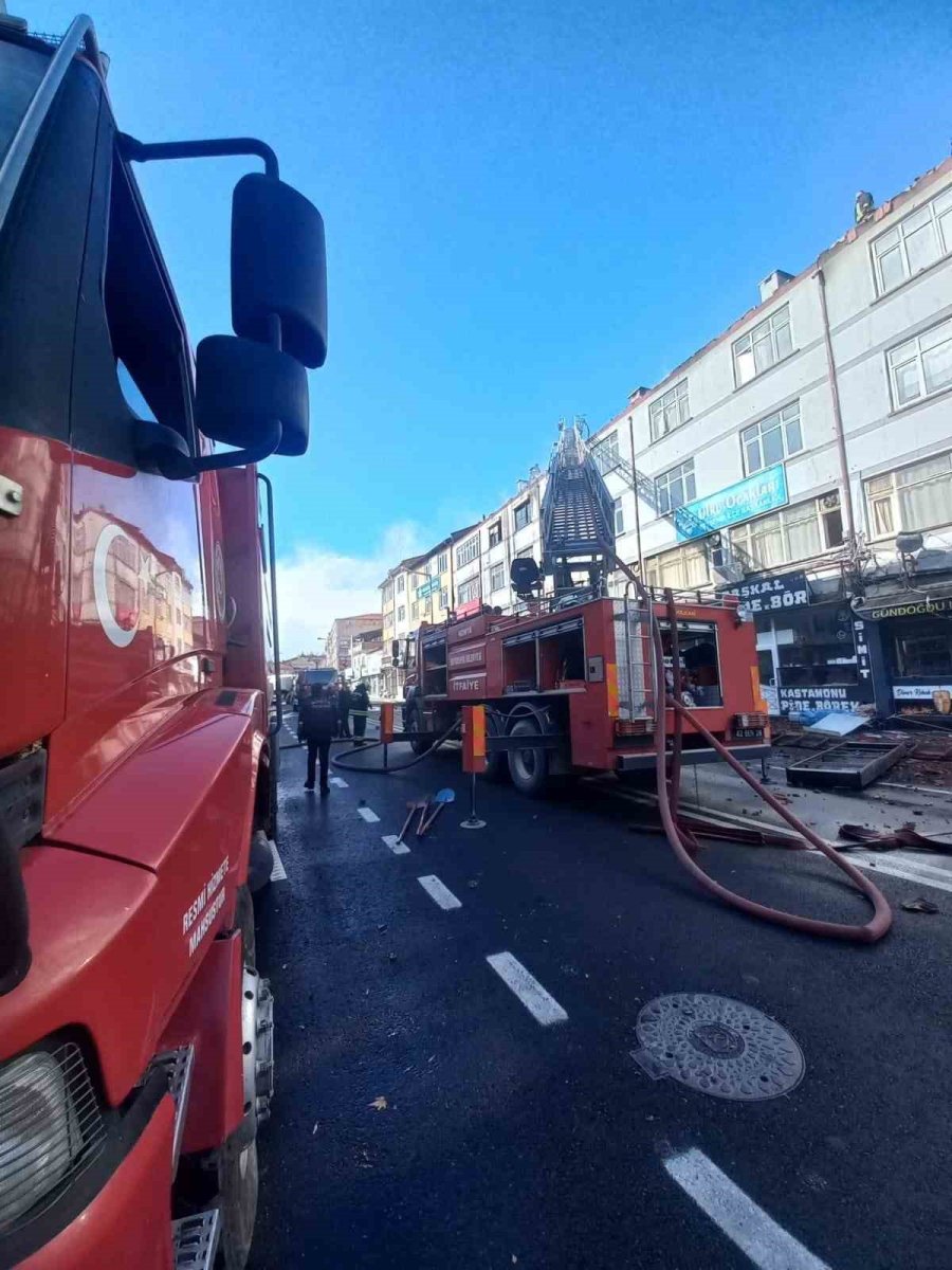 Konya’da 4 Katlı İş Hanının Çatısında Yangın