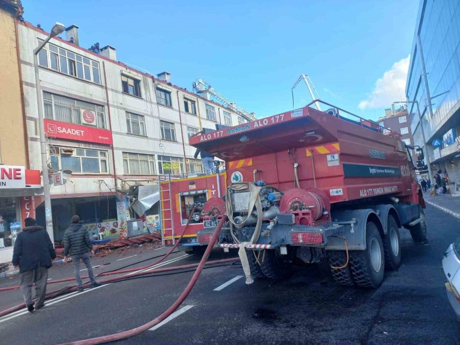 Konya’da 4 Katlı İş Hanının Çatısında Yangın