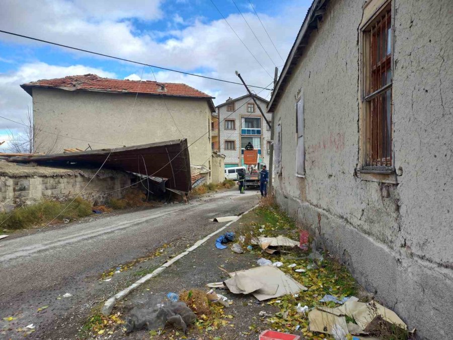 Karapınar’da Şiddetli Rüzgar Etkili Oldu