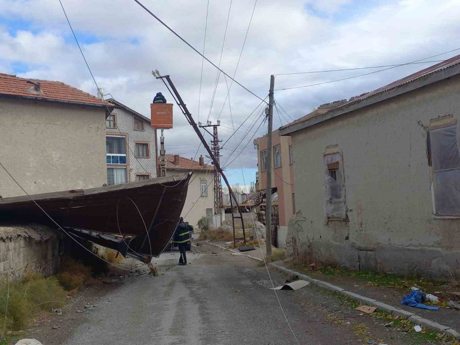 Karapınar’da Şiddetli Rüzgar Etkili Oldu