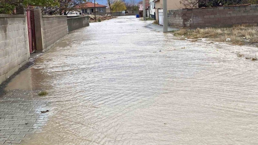 Kulu’da Şiddetli Rüzgar Elektrik Direğini Devirdi