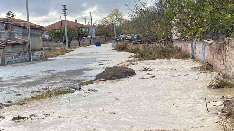 Kulu’da Şiddetli Rüzgar Elektrik Direğini Devirdi