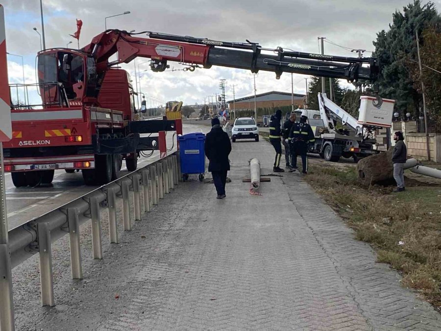 Kulu’da Şiddetli Rüzgar Elektrik Direğini Devirdi