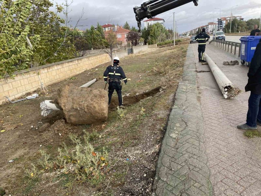 Kulu’da Şiddetli Rüzgar Elektrik Direğini Devirdi