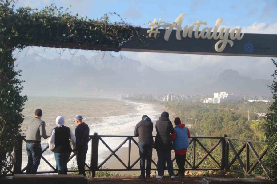 Dev Dalgalar Yat Limanı’nı Yuttu