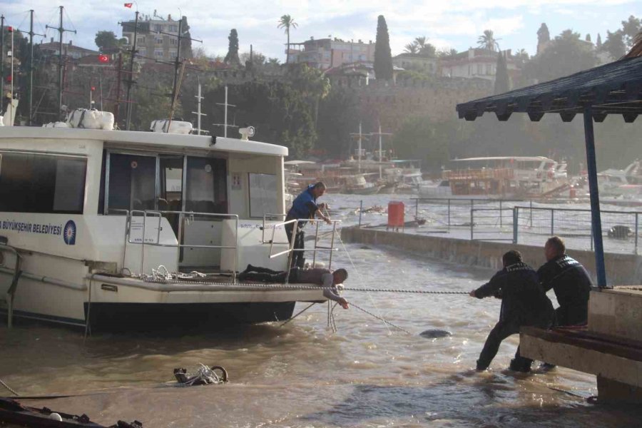 Dev Dalgalar Yat Limanı’nı Yuttu