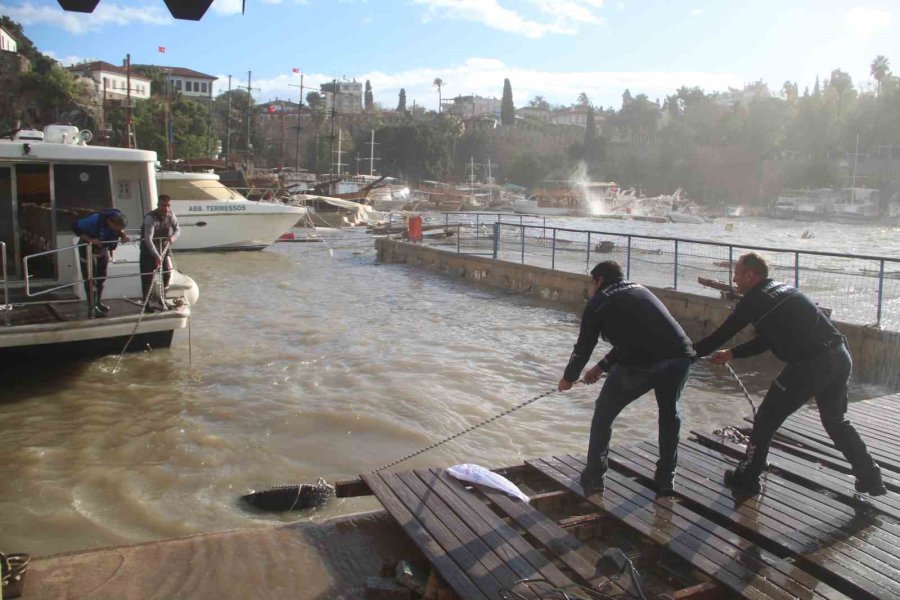 Dev Dalgalar Yat Limanı’nı Yuttu