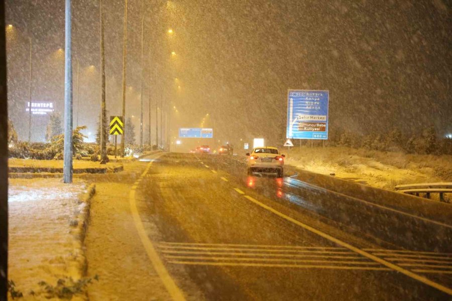 Aksaray’da Fırtına, Yerini Lapa Lapa Kar Yağışına Bıraktı