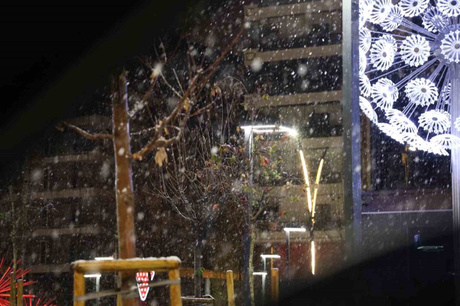 Aksaray’da Fırtına, Yerini Lapa Lapa Kar Yağışına Bıraktı