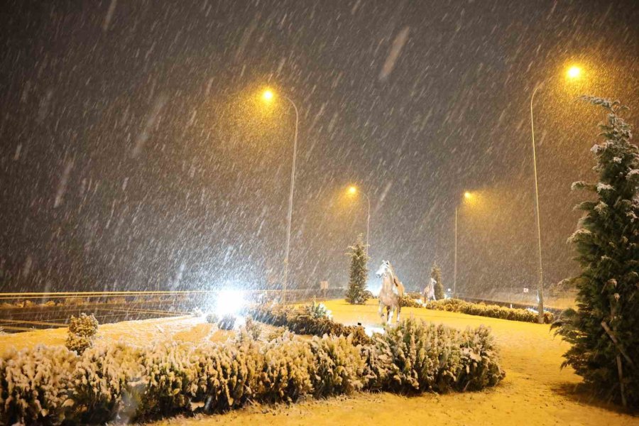 Aksaray’da Fırtına, Yerini Lapa Lapa Kar Yağışına Bıraktı