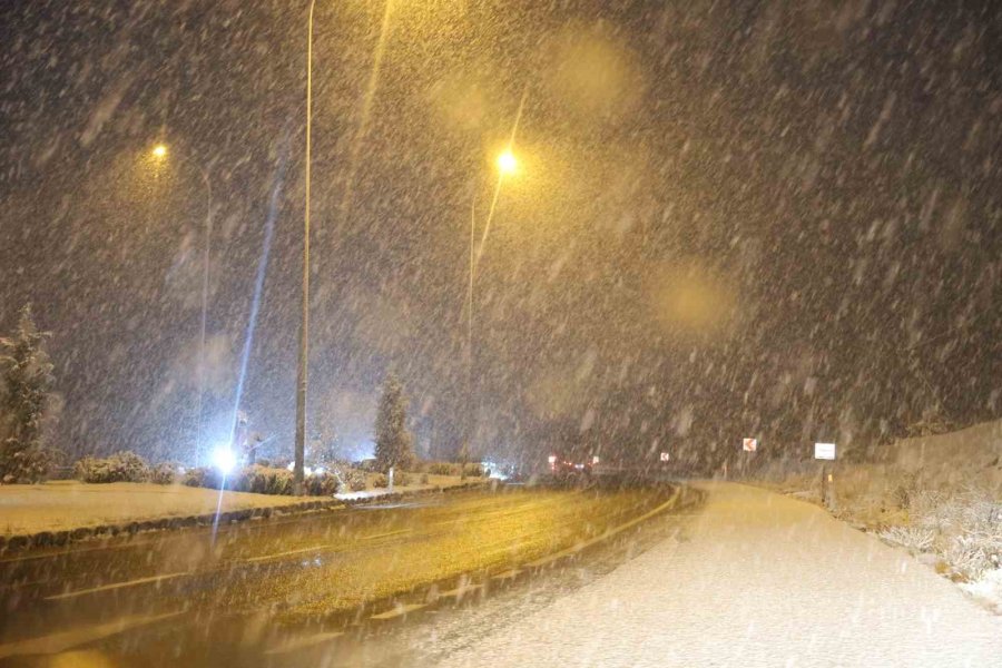 Aksaray’da Fırtına, Yerini Lapa Lapa Kar Yağışına Bıraktı