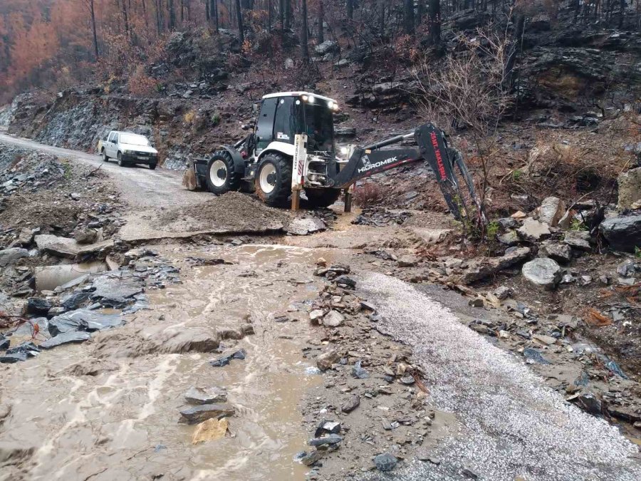 Büyükşehir Ekipleri Kapanan Yolları Açtı