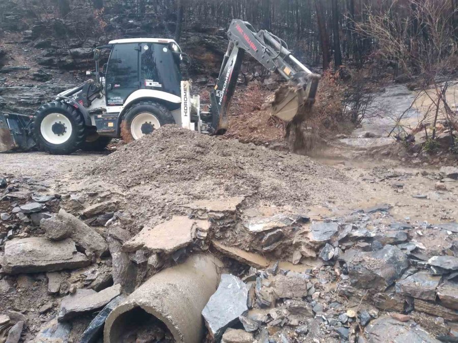 Büyükşehir Ekipleri Kapanan Yolları Açtı