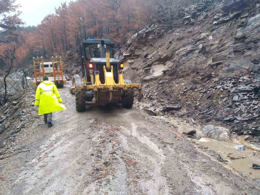 Büyükşehir Ekipleri Kapanan Yolları Açtı