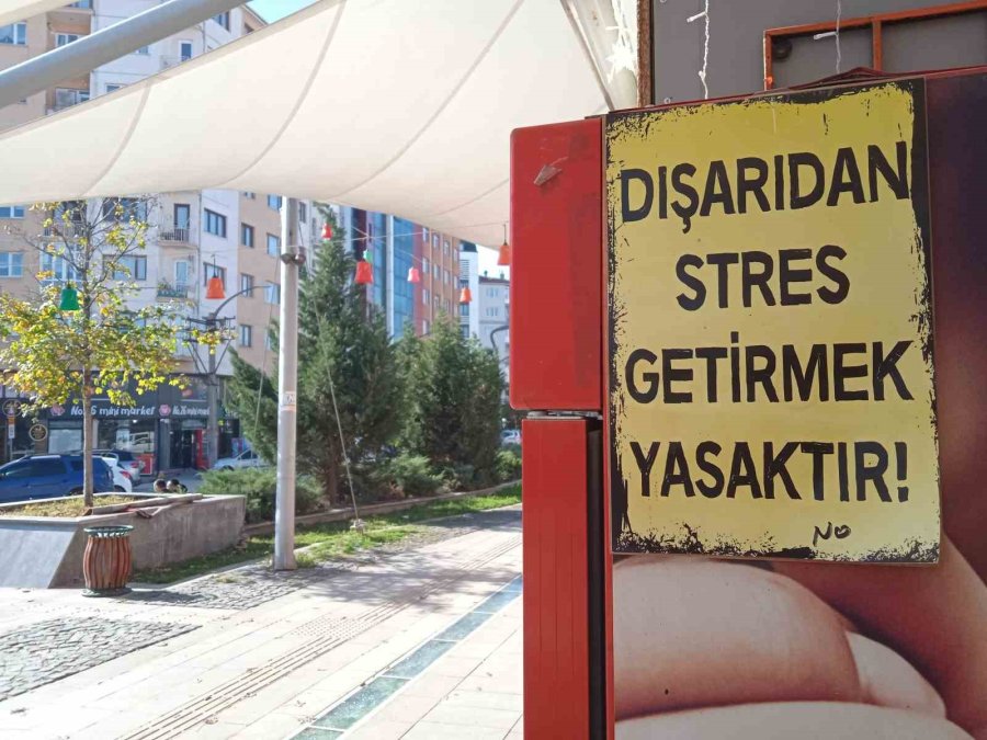 İşletmesine İlginç Yazılar Yazarak Dikkat Çekiyor