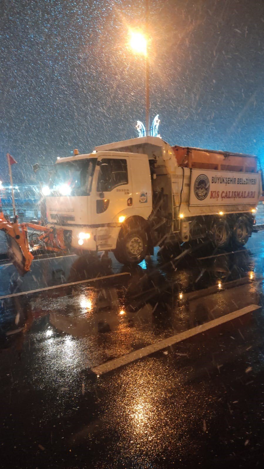 Büyükşehir, Kardan Kapanan 256 Kilometrelik Yolu Ulaşıma Açtı