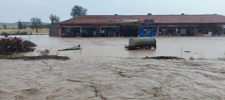 Kulu’da Sağanak Yağmur Ve Şiddetli Rüzgar Etkili Oldu