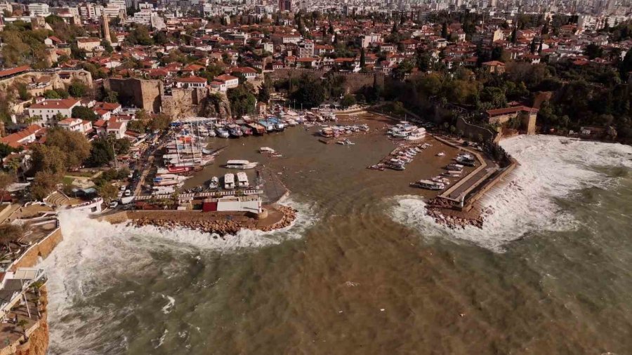 Antalya’da 1’i Tur, 3 Teknenin Battığı Liman Havadan Görüntülendi