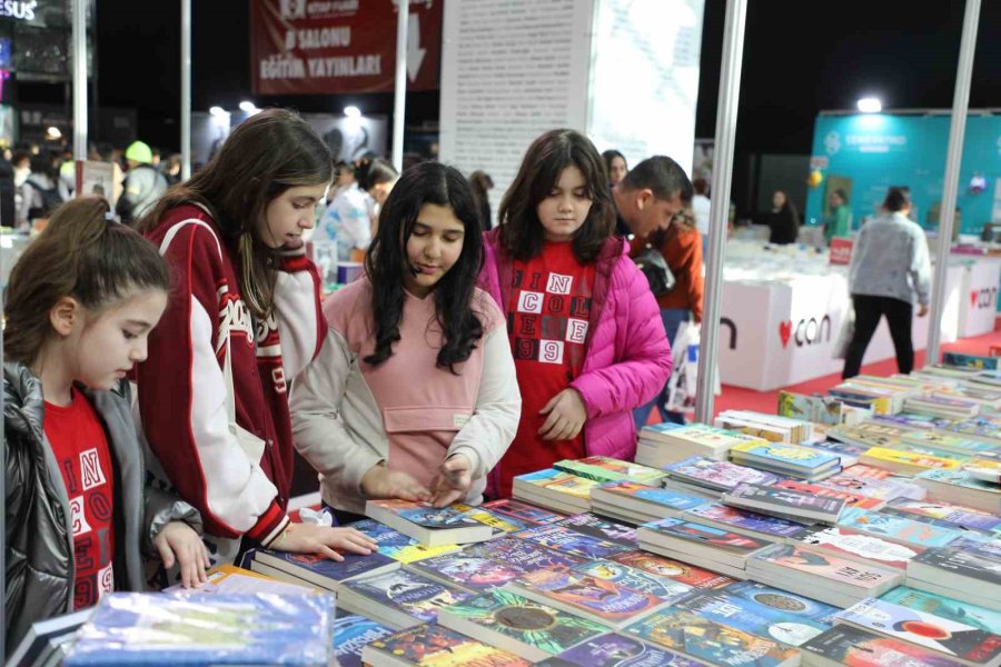 13. Antalya Kitap Fuarı’na Öğrencilerden Yoğun İlgi