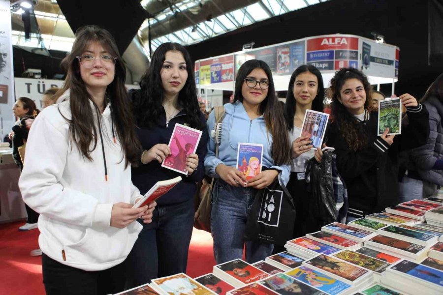 13. Antalya Kitap Fuarı’na Öğrencilerden Yoğun İlgi