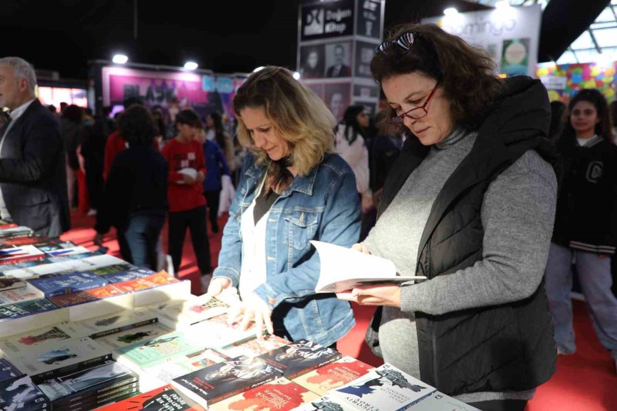 13. Antalya Kitap Fuarı’na Öğrencilerden Yoğun İlgi