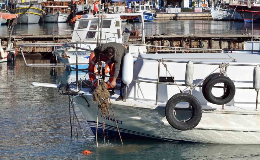 Antalya’da Denizin Üzerindeki Tekne Ve Ağ Parçaları Fırtınanın Boyutunu Gözler Önüne Serdi