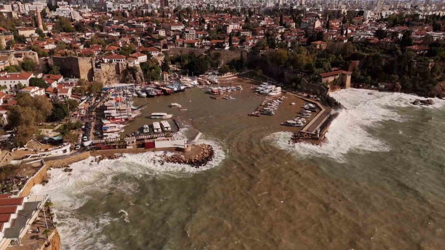 Antalya’da Denizin Üzerindeki Tekne Ve Ağ Parçaları Fırtınanın Boyutunu Gözler Önüne Serdi