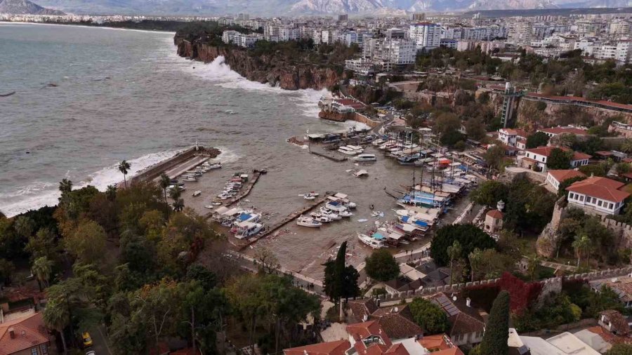 Antalya’da Denizin Üzerindeki Tekne Ve Ağ Parçaları Fırtınanın Boyutunu Gözler Önüne Serdi