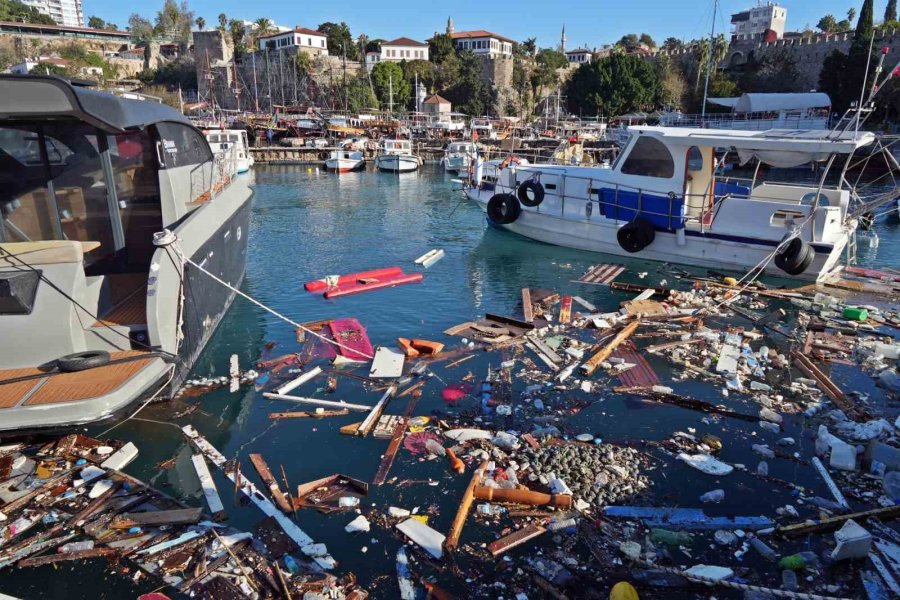 Antalya’da Denizin Üzerindeki Tekne Ve Ağ Parçaları Fırtınanın Boyutunu Gözler Önüne Serdi