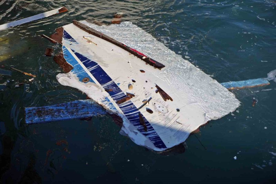 Antalya’da Denizin Üzerindeki Tekne Ve Ağ Parçaları Fırtınanın Boyutunu Gözler Önüne Serdi