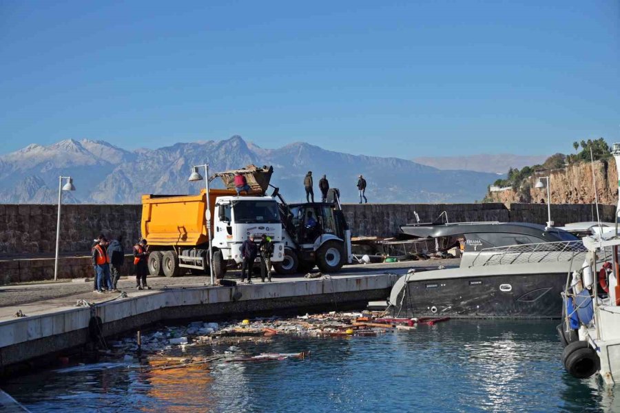 Antalya’da Denizin Üzerindeki Tekne Ve Ağ Parçaları Fırtınanın Boyutunu Gözler Önüne Serdi