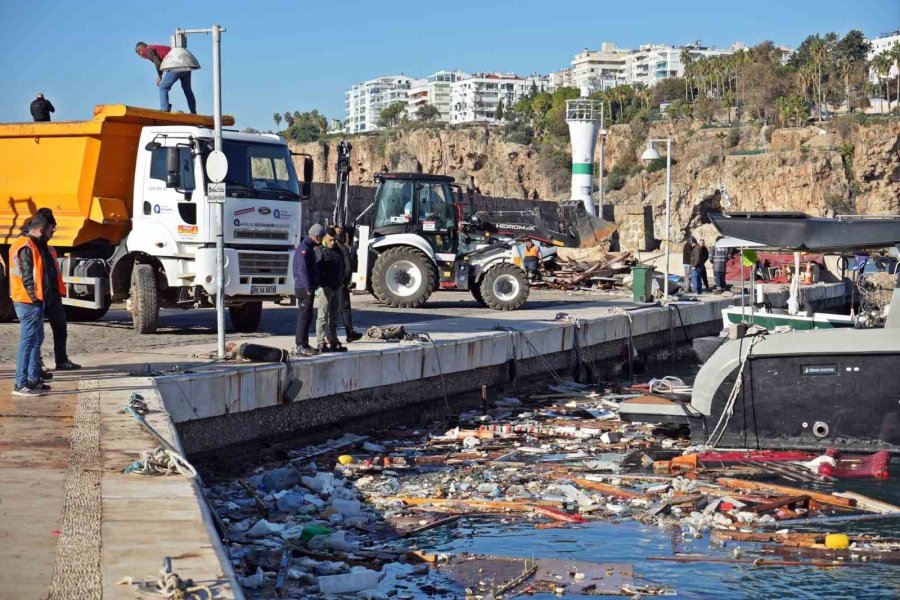 Antalya’da Denizin Üzerindeki Tekne Ve Ağ Parçaları Fırtınanın Boyutunu Gözler Önüne Serdi