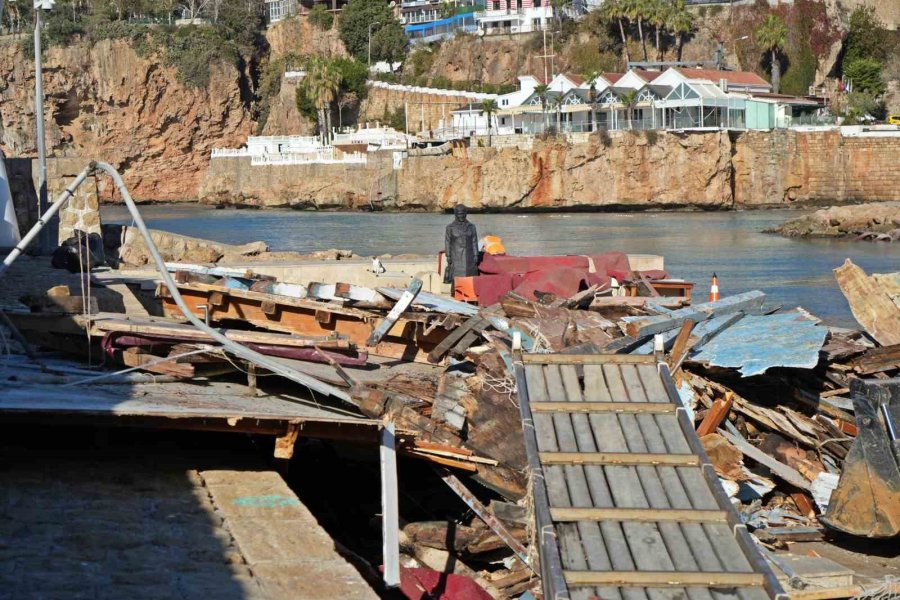 Antalya’da Denizin Üzerindeki Tekne Ve Ağ Parçaları Fırtınanın Boyutunu Gözler Önüne Serdi