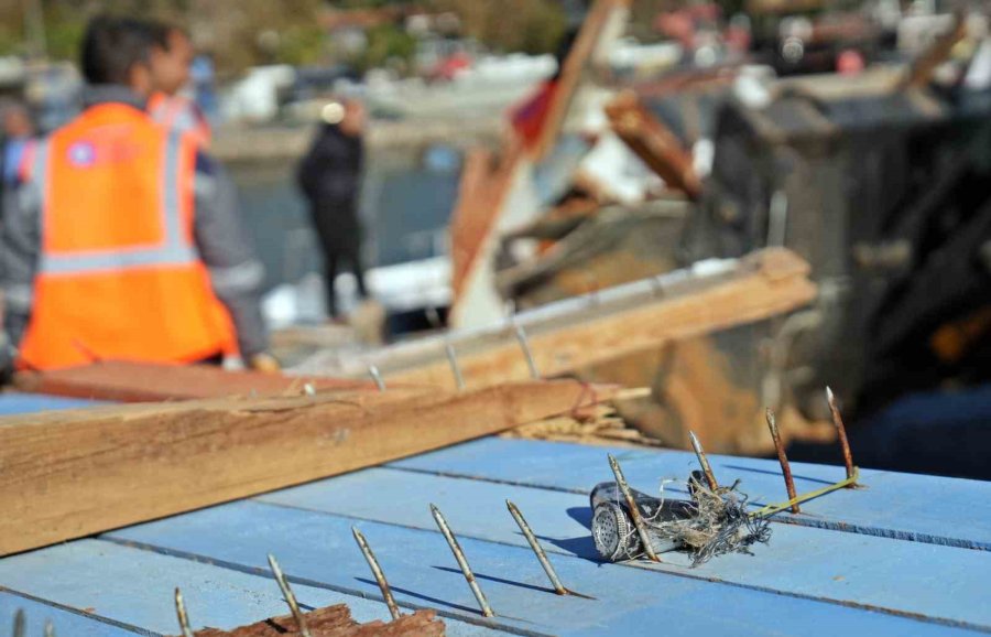 Antalya’da Denizin Üzerindeki Tekne Ve Ağ Parçaları Fırtınanın Boyutunu Gözler Önüne Serdi