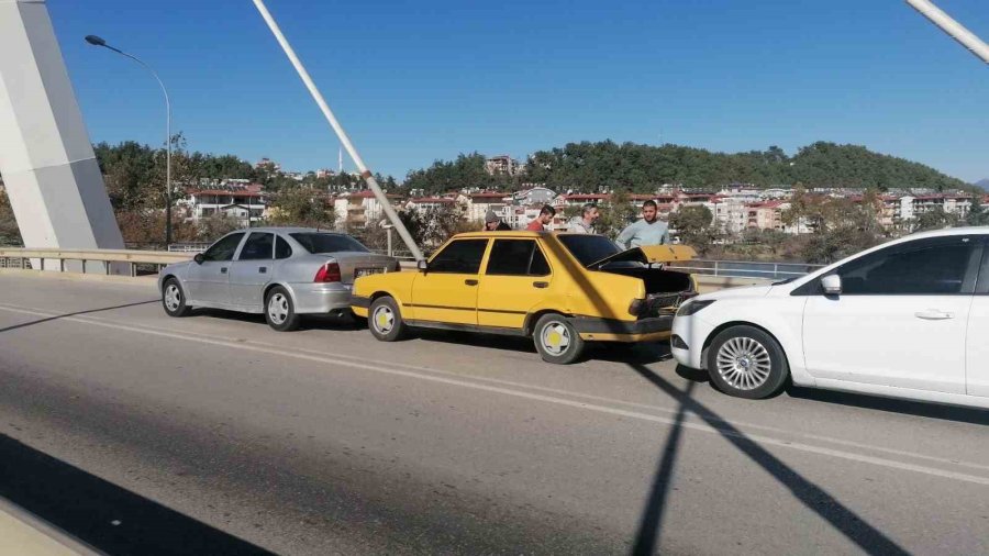 3 Otomobilin Karıştığı Zincirleme Kaza: 1 Yaralı