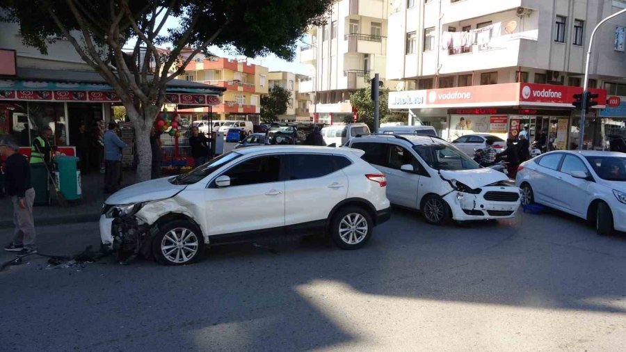 Hafif Ticari Araç İle Otomobil Çarpıştı: 2 Yaralı