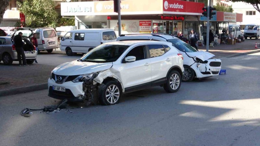 Hafif Ticari Araç İle Otomobil Çarpıştı: 2 Yaralı