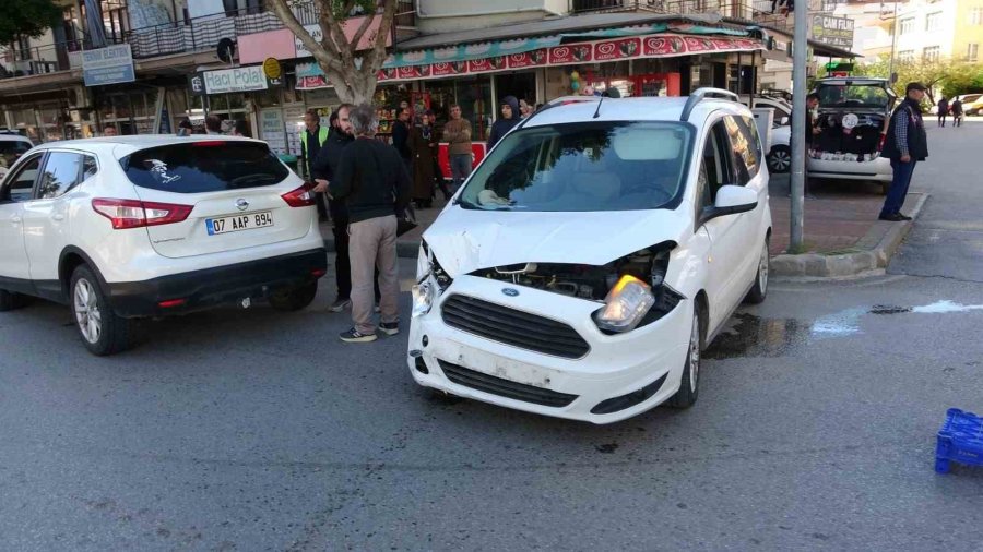 Hafif Ticari Araç İle Otomobil Çarpıştı: 2 Yaralı