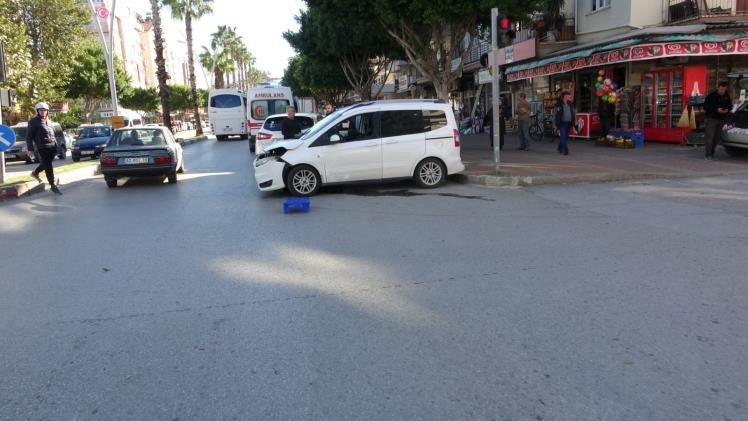 Hafif Ticari Araç İle Otomobil Çarpıştı: 2 Yaralı