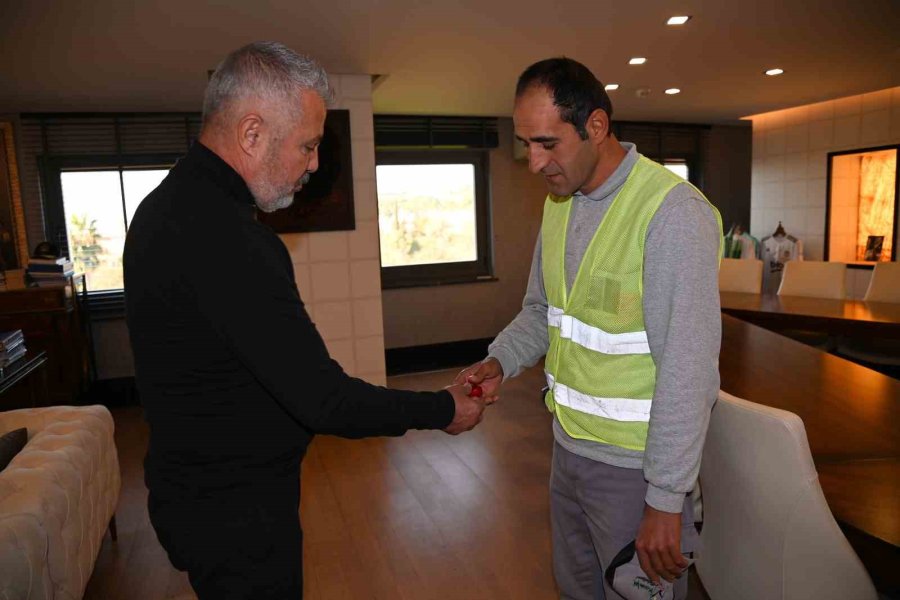 Yolda Bulduğu Parayı Sahibine Teslim Eden Belediye Çalışanı Ödüllendirildi