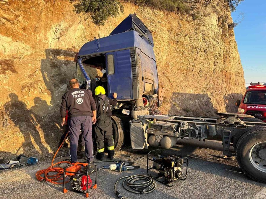 Tırda Sıkışan Sürücüyü İtfaiye Kurtardı