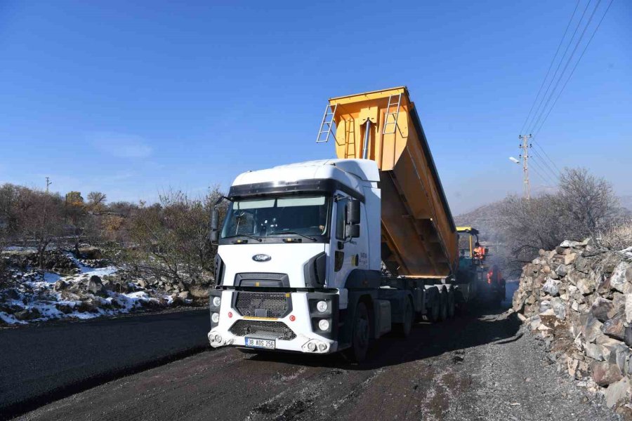 Büyükşehir’den Hacılar’da 4 Caddeyi Sıcak Asfaltla Buluşturan 10 Milyon Tl’lik Çalışma