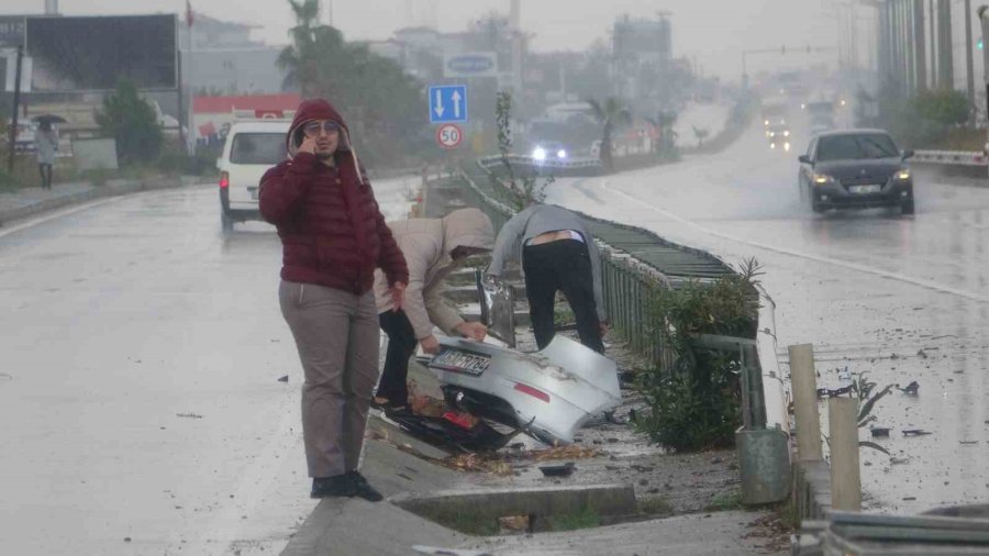 Bariyerlere Çarparak Hurdaya Dönen Araçtan Burnu Bile Kanamadan Çıktı