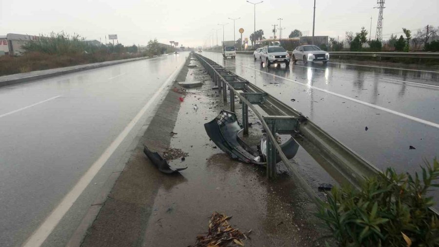 Bariyerlere Çarparak Hurdaya Dönen Araçtan Burnu Bile Kanamadan Çıktı