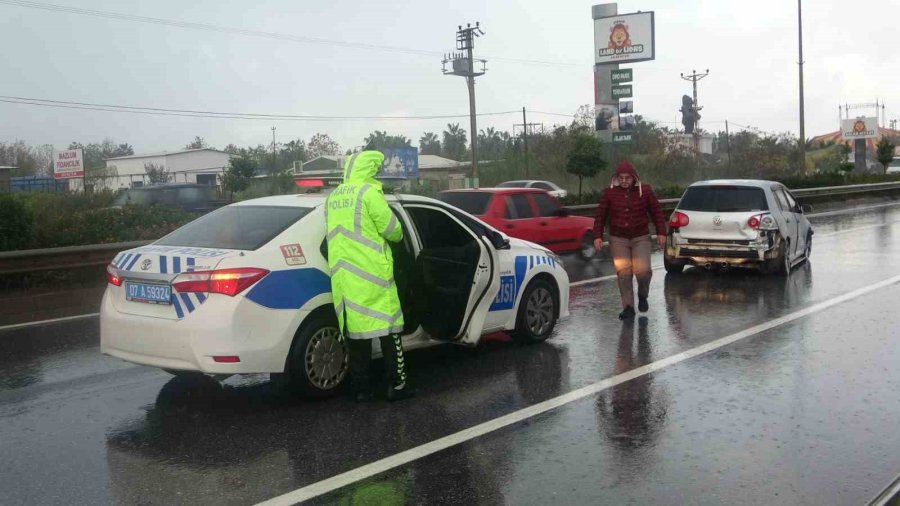 Bariyerlere Çarparak Hurdaya Dönen Araçtan Burnu Bile Kanamadan Çıktı