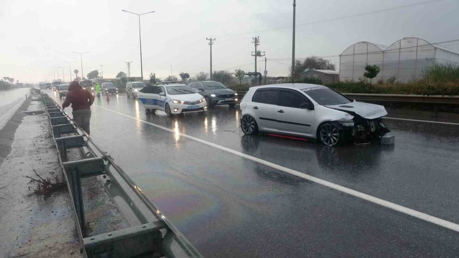 Bariyerlere Çarparak Hurdaya Dönen Araçtan Burnu Bile Kanamadan Çıktı